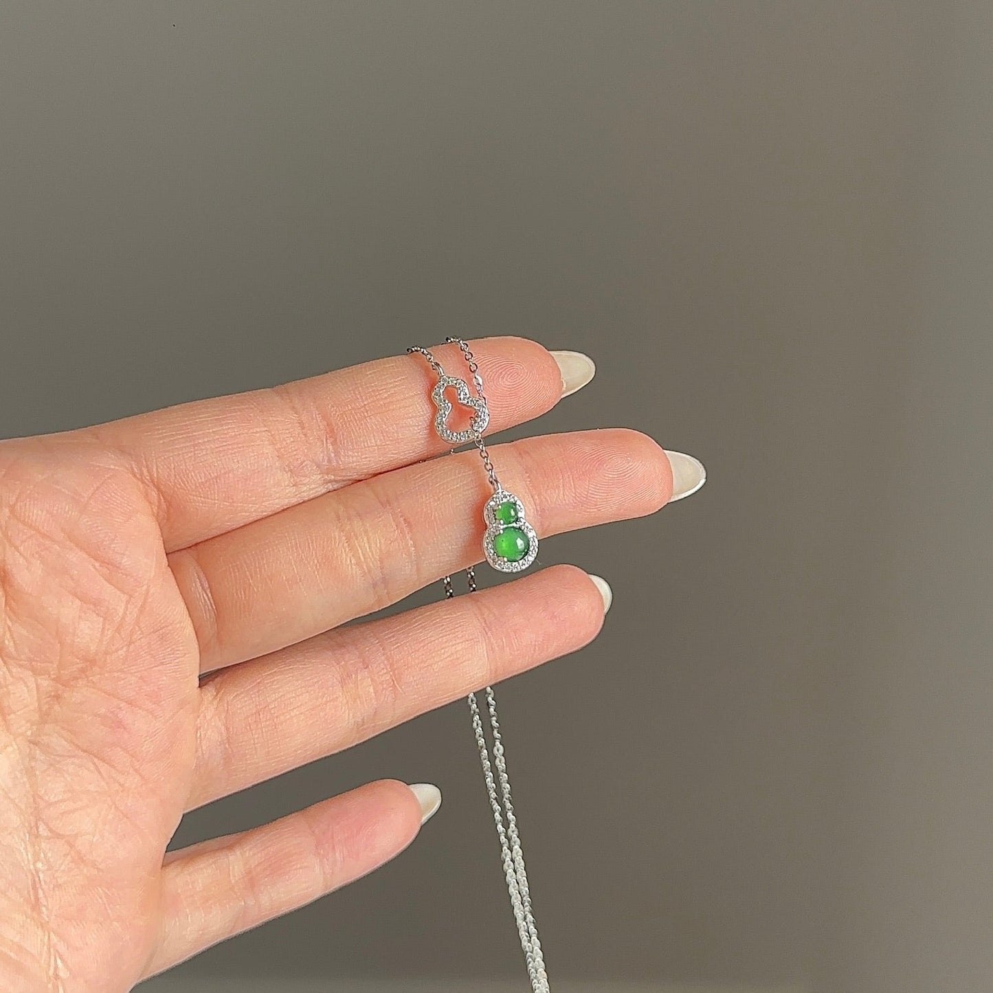 绿双蛋面翡翠项链 (Double Green Jade Cabochon Necklace)