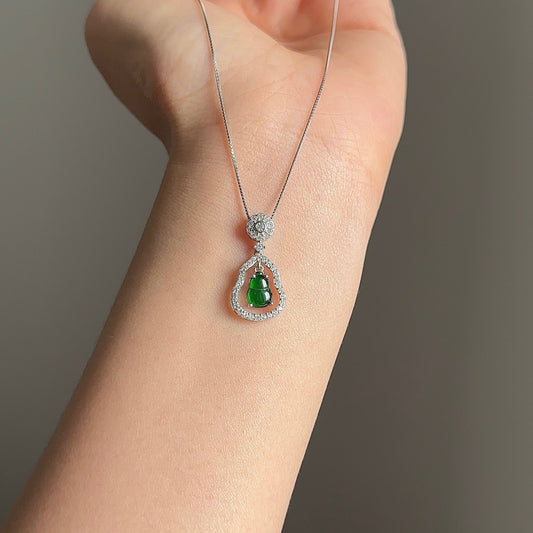 阳绿双层葫芦翡翠项链 (Double-Layer Bright Green Jade Gourd Necklace)