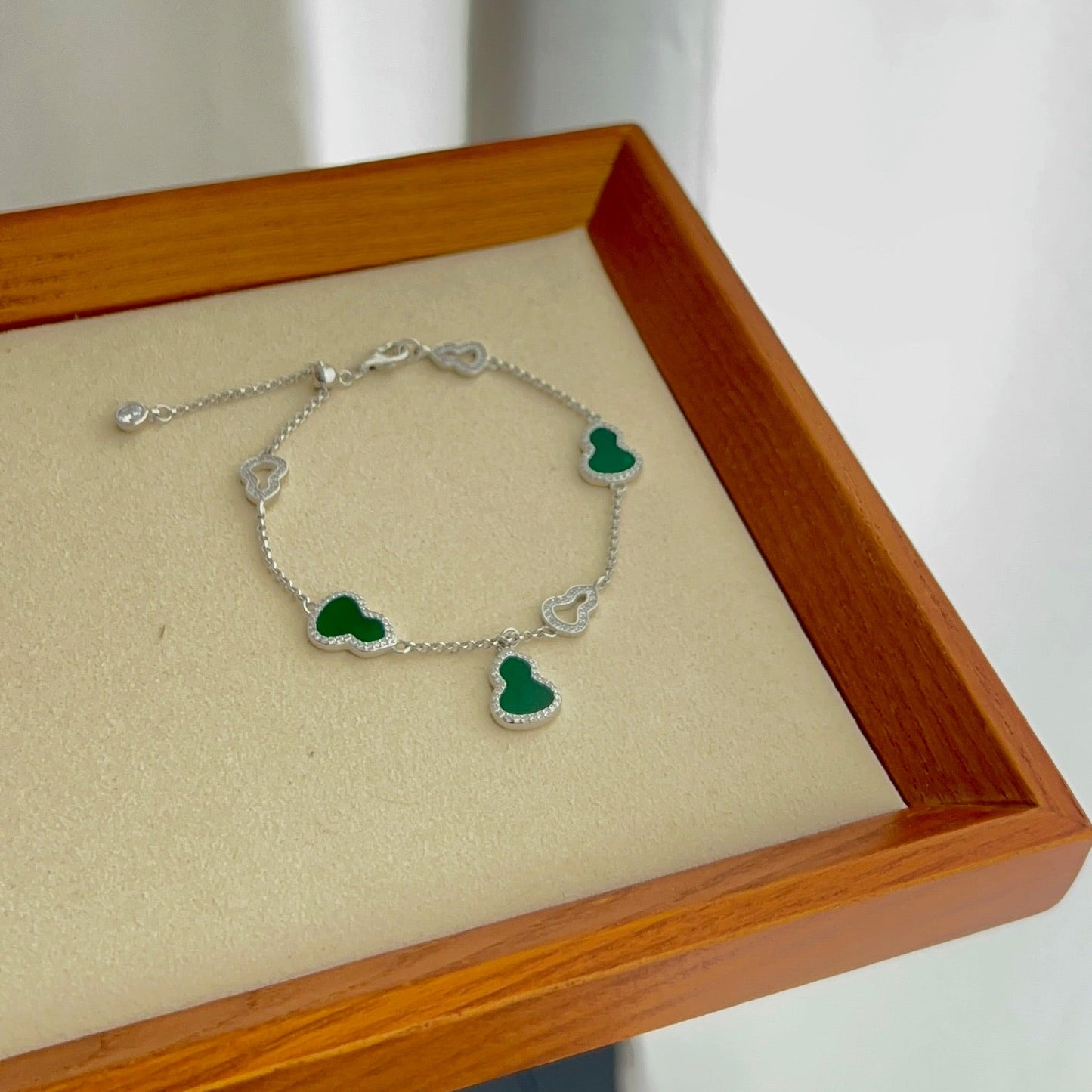 翡翠绿葫芦手链 (Jade Green Gourd Bracelet)