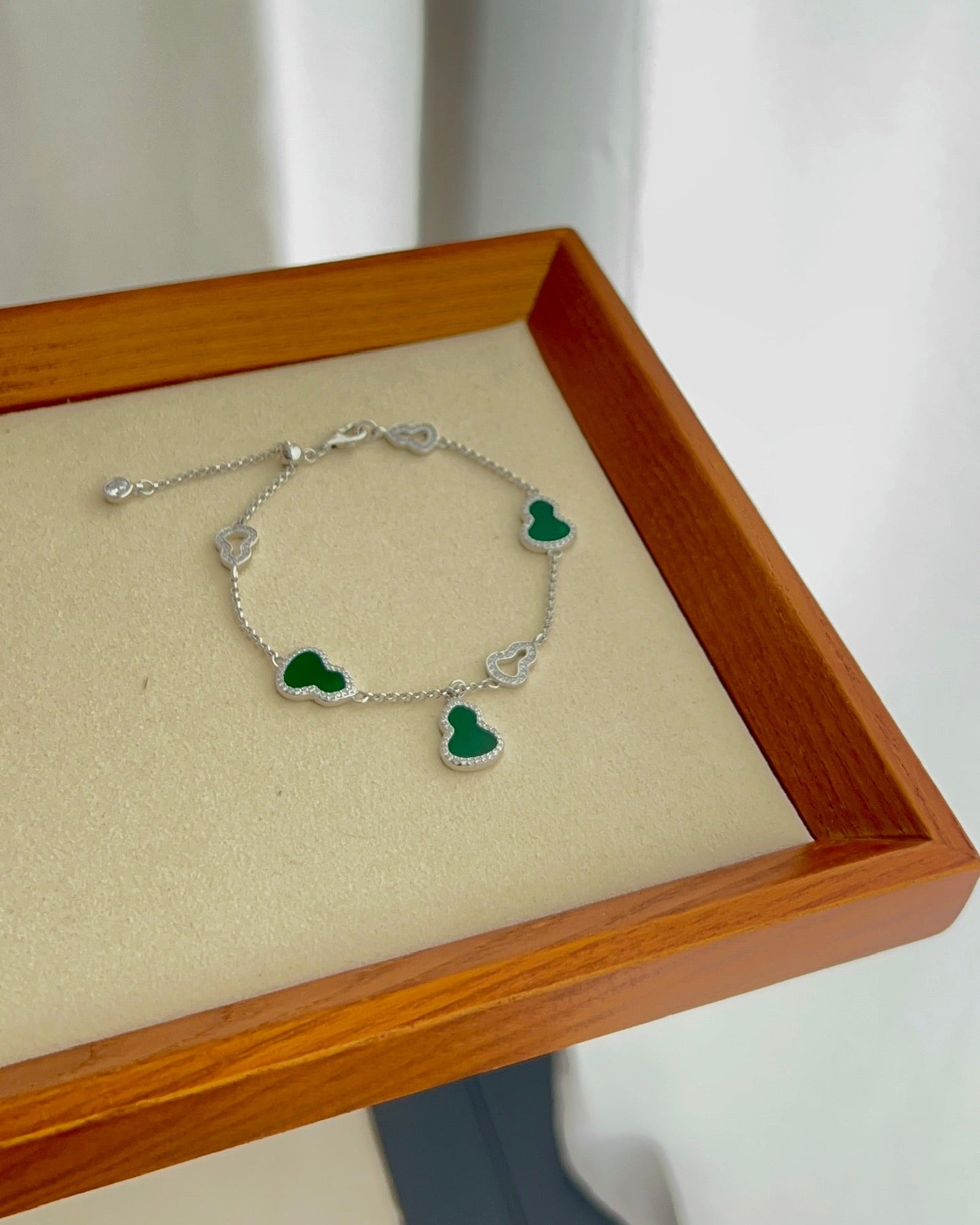 翡翠绿葫芦手链 (Jade Green Gourd Bracelet)