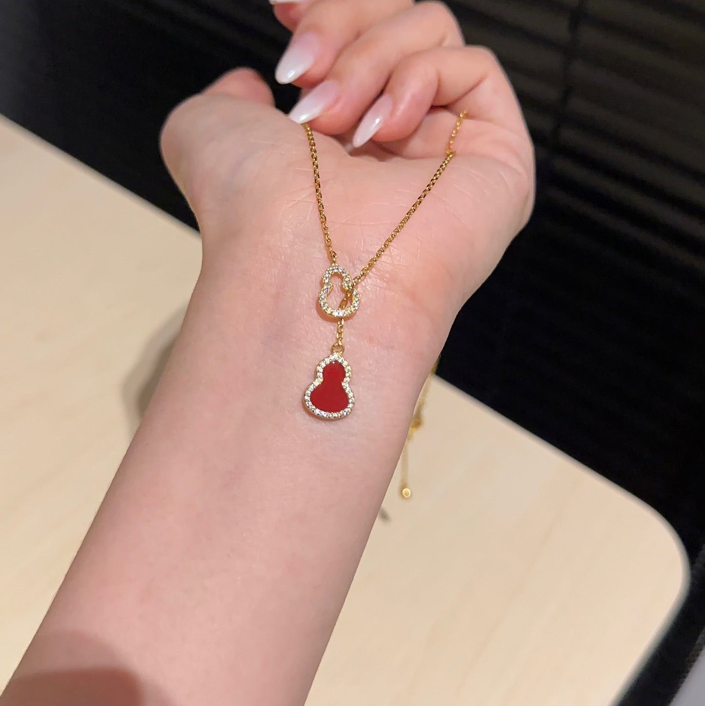 红贝母葫芦项链 (Crimson Agate Gourd Necklace)