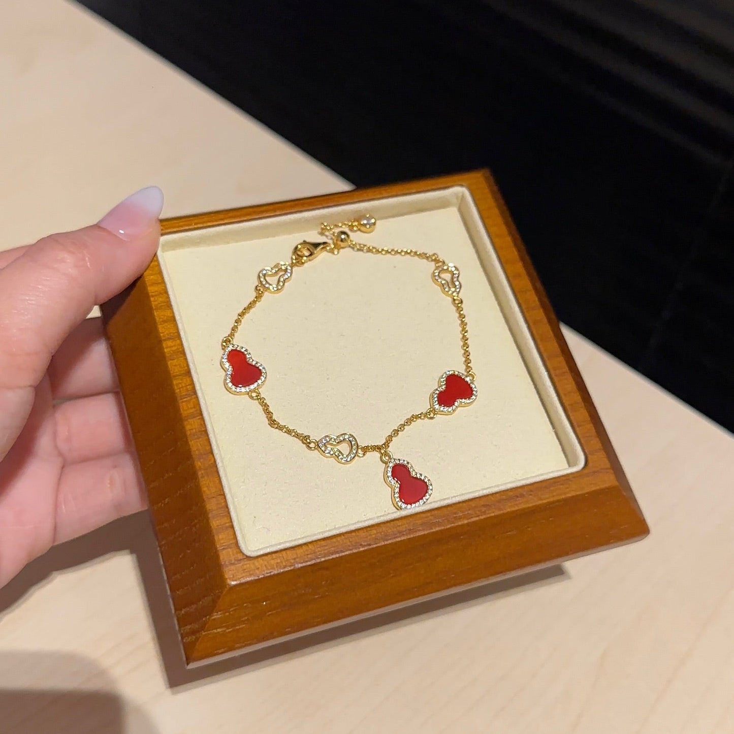 红贝母葫芦手链 (Crimson Agate Gourd Bracelet)