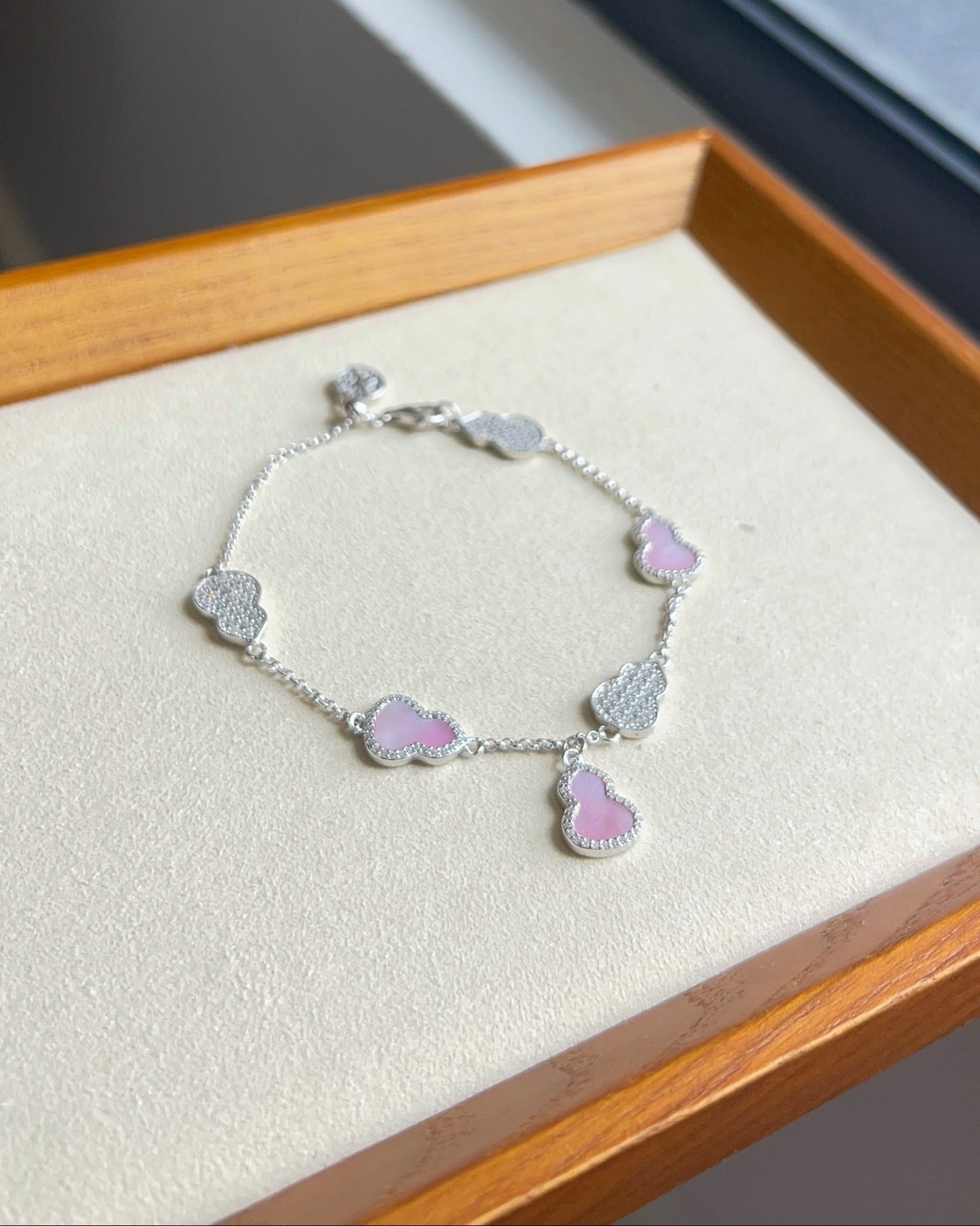 粉贝母葫芦手链 (Blush Pearl Gourd Bracelet)