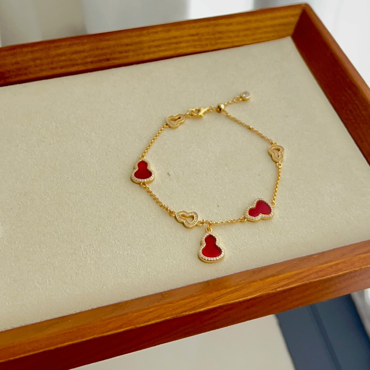红贝母葫芦手链 (Crimson Agate Gourd Bracelet)