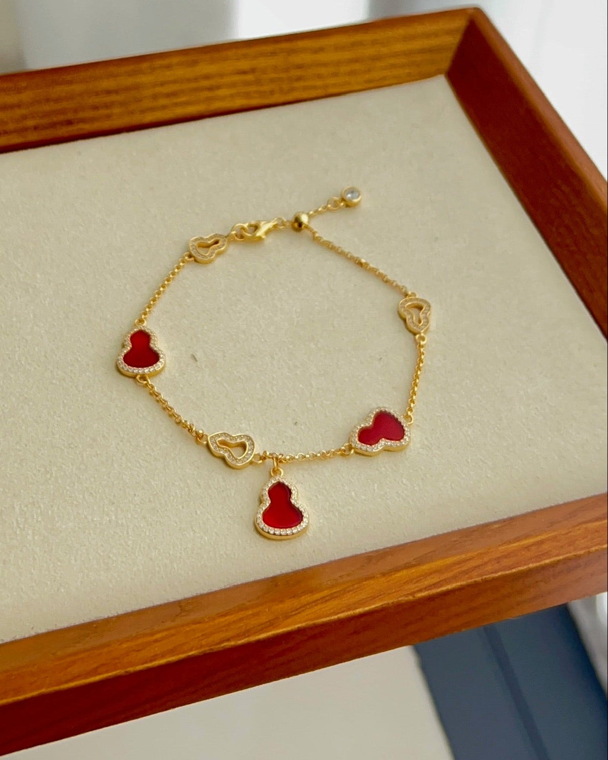 红贝母葫芦手链 (Crimson Agate Gourd Bracelet)