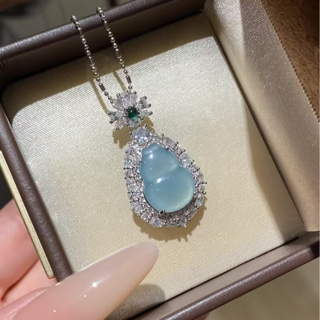 高冰蓝大葫芦翡翠项链 (Icy Blue Fortune Gourd Necklace)