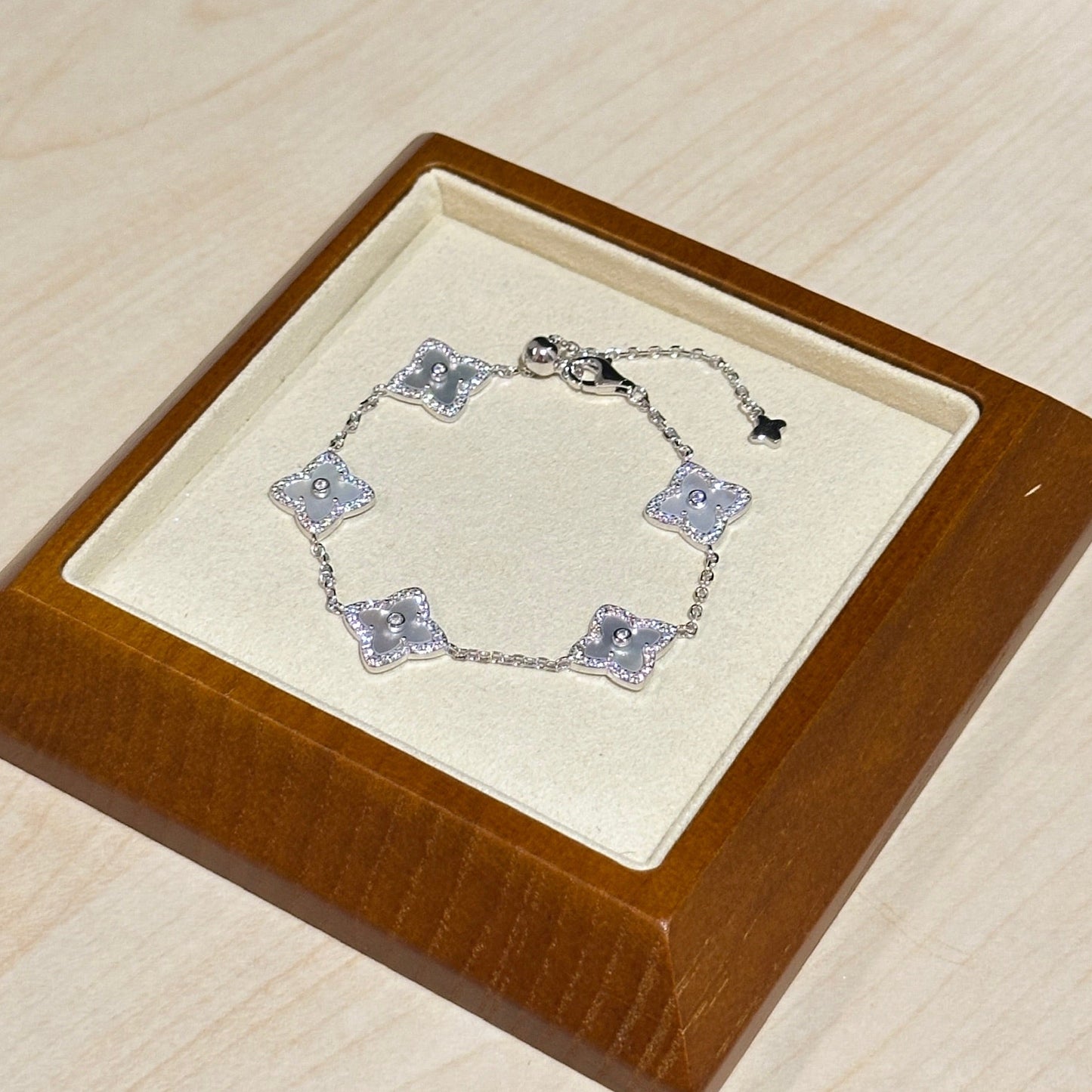白贝母四叶草手链 (Ivory Pearl Clover of Luck Bracelet)