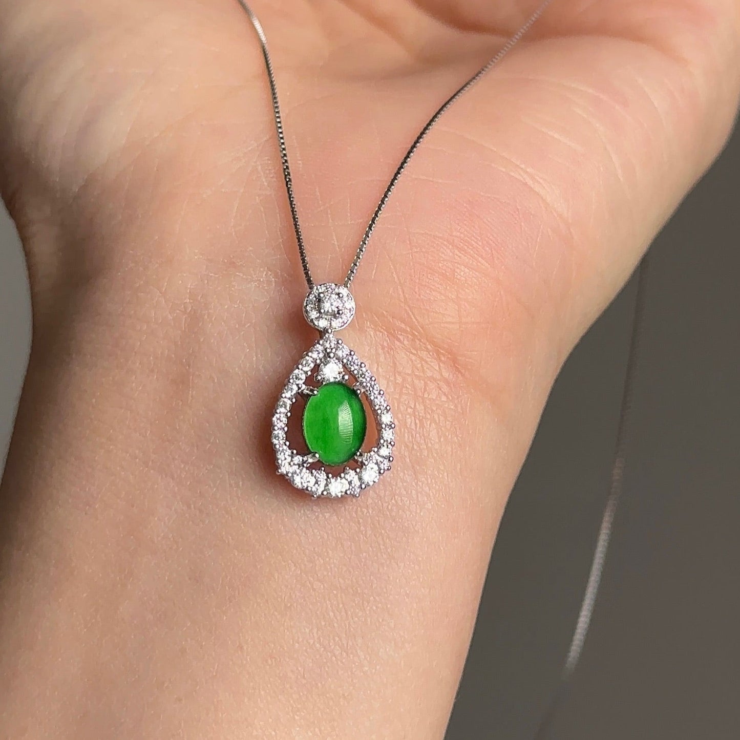 阳绿水滴翡翠项链 (Sunny Green Dewdrop Necklace)