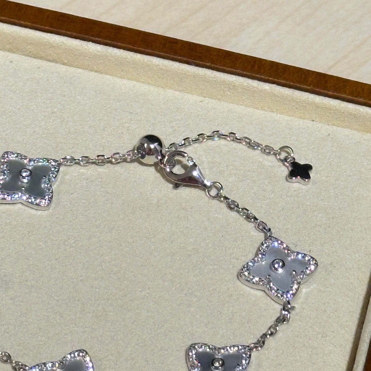 白贝母四叶草手链 (Ivory Pearl Clover of Luck Bracelet)