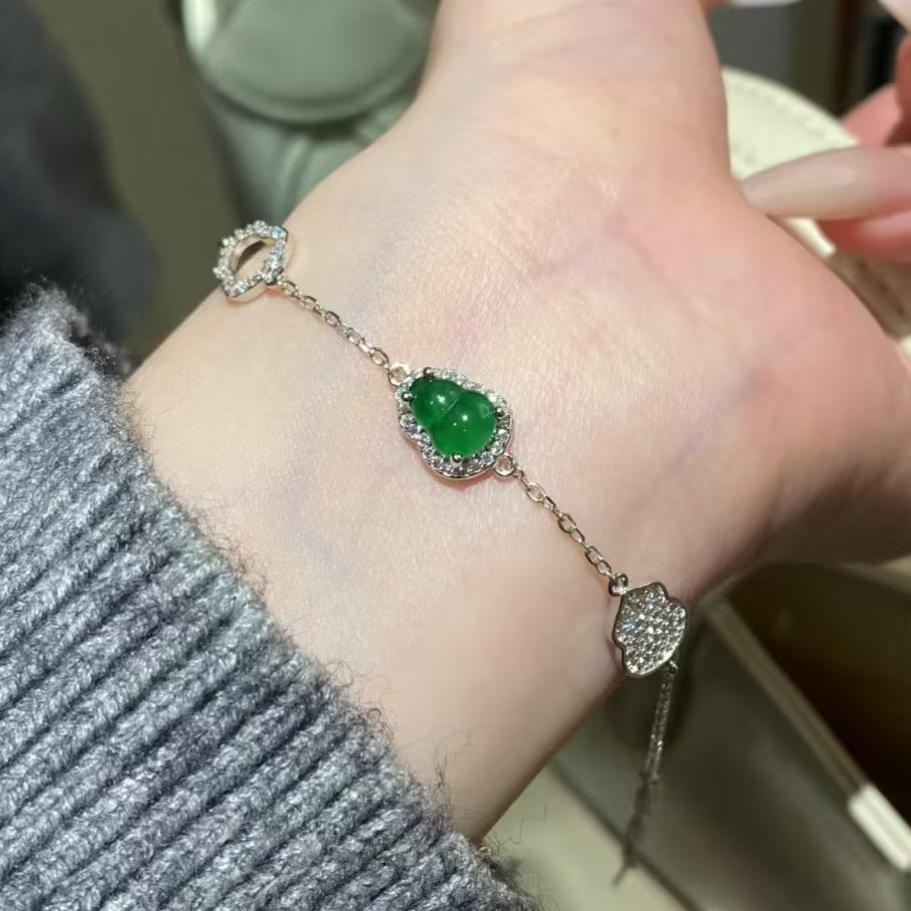 冰绿葫芦翡翠手链 (Icy Green Fortune Gourd Bracelet)