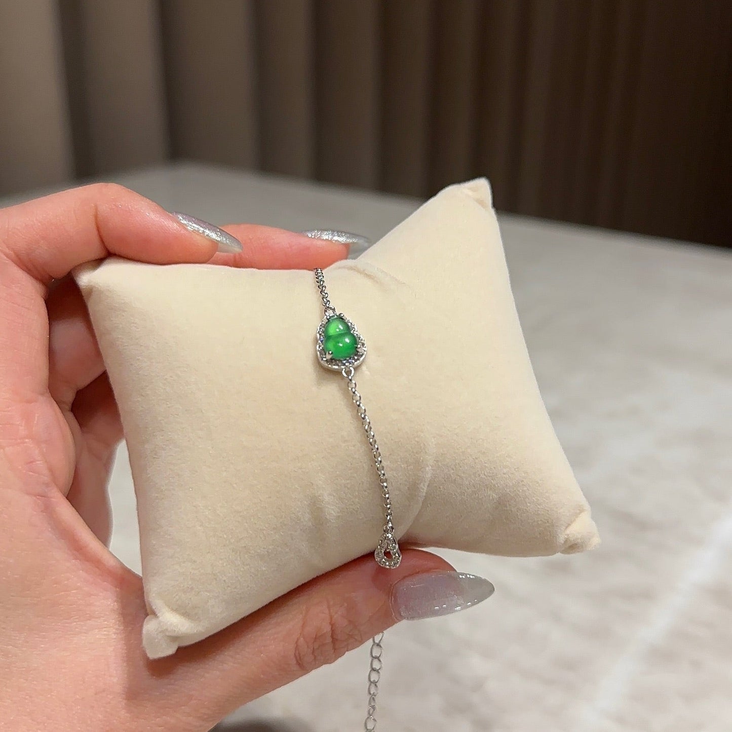 简约阳绿葫芦翡翠手链 (Minimalist Green Jade Gourd Bracelet)