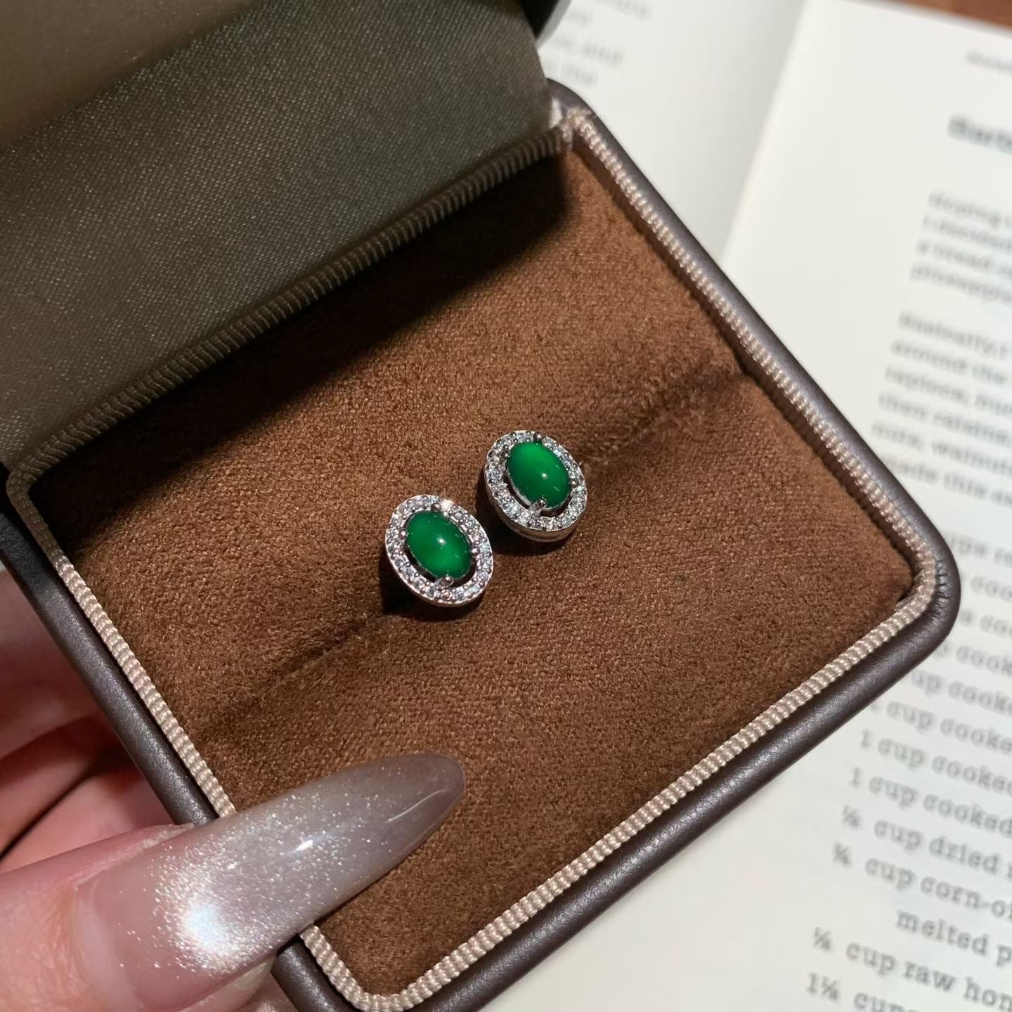 阳绿蛋面翡翠耳钉 (Green Jade Cabochon Earring)
