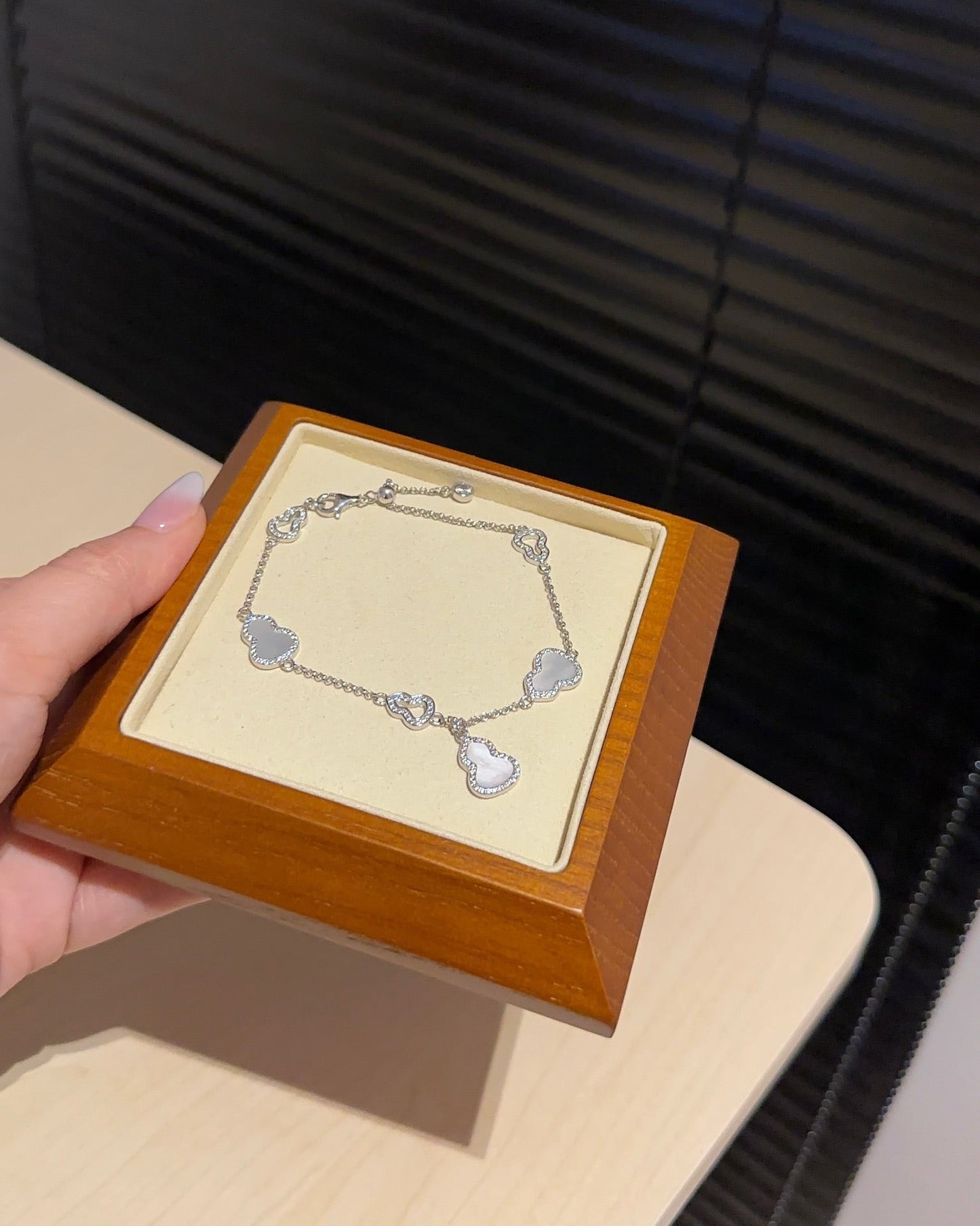 白贝母葫芦手链 (Ivory Pearl Gourd Bracelet)