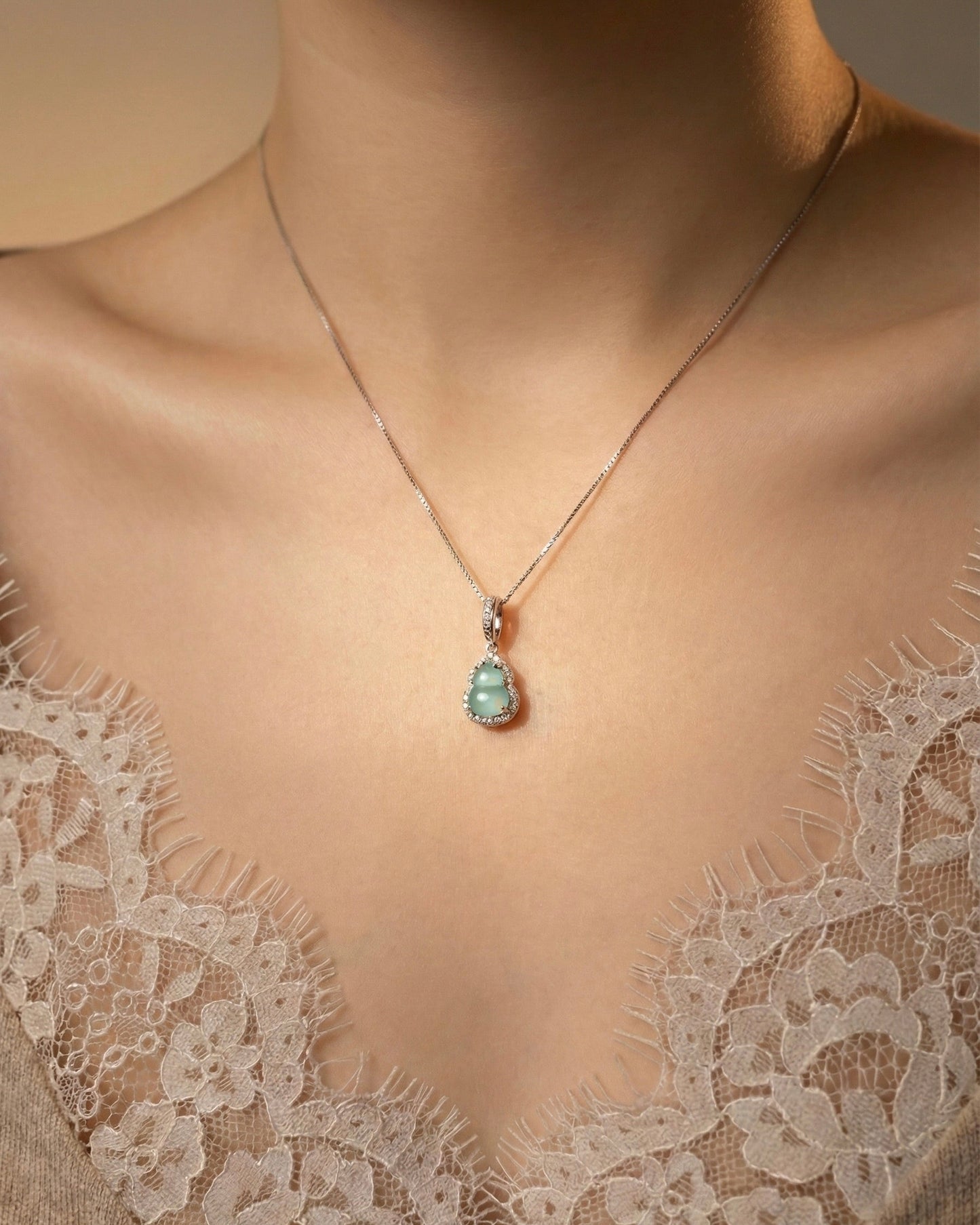 冰晴蓝葫芦翡翠|Icy Breeze Gourd Jade Necklace