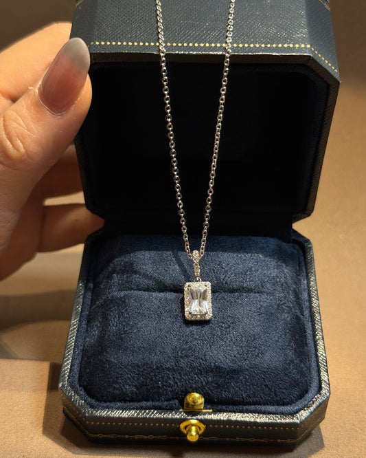 白冰糖项链 (White Crystal Cube Necklace)