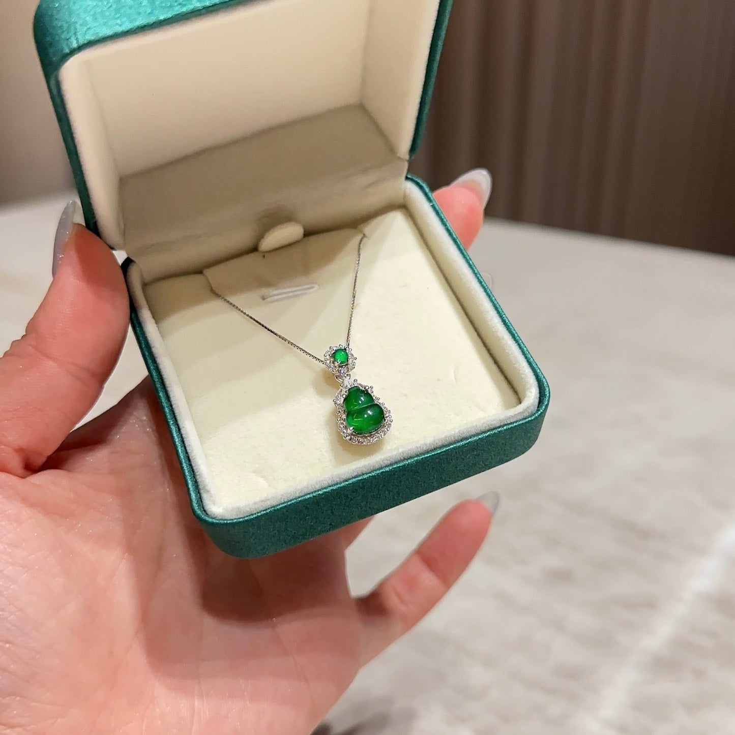 冰阳绿透底葫芦翡翠项链 (Icy Green Fortune Gourd Necklace)