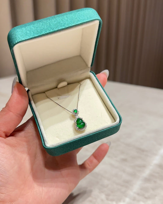 冰阳绿透底葫芦翡翠项链 (Icy Green Fortune Gourd Necklace)