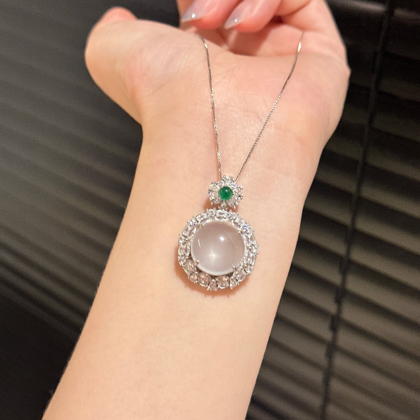 水沫玉鸽子蛋项链 (Aquagel Egg Pendant Necklace)