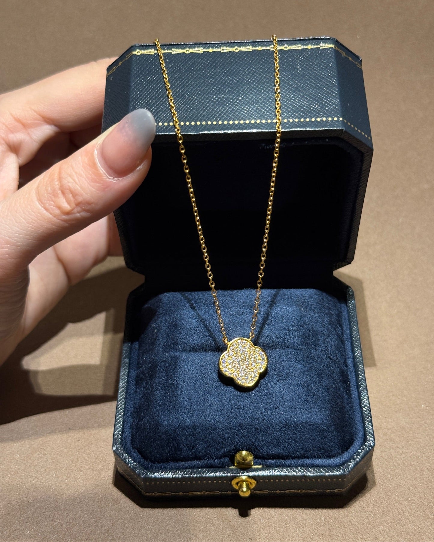 双面翡翠绿叶草项链 (Double-Sided Green Nacre Clover Necklace)