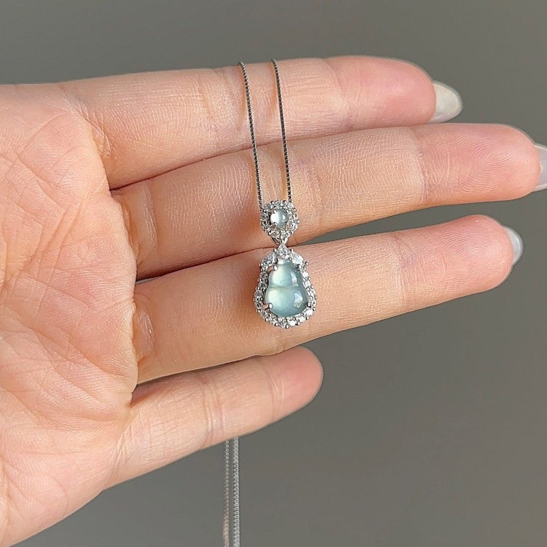 冰蓝透底葫芦翡翠项链 (Icy Blue Clarity Gourd Necklace)