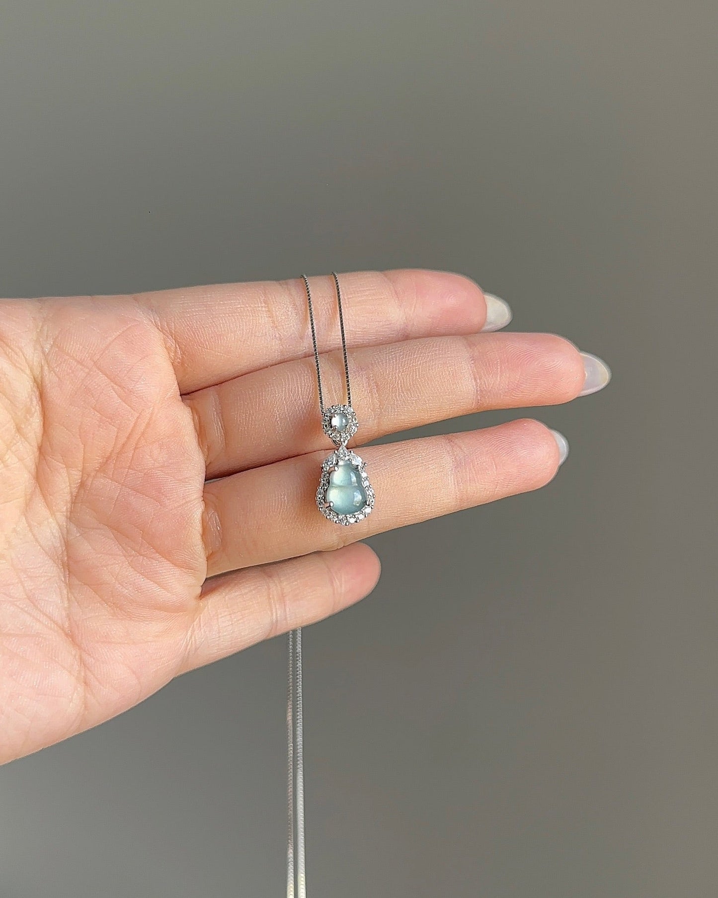 冰蓝透底葫芦翡翠项链 (Icy Blue Clarity Gourd Necklace)