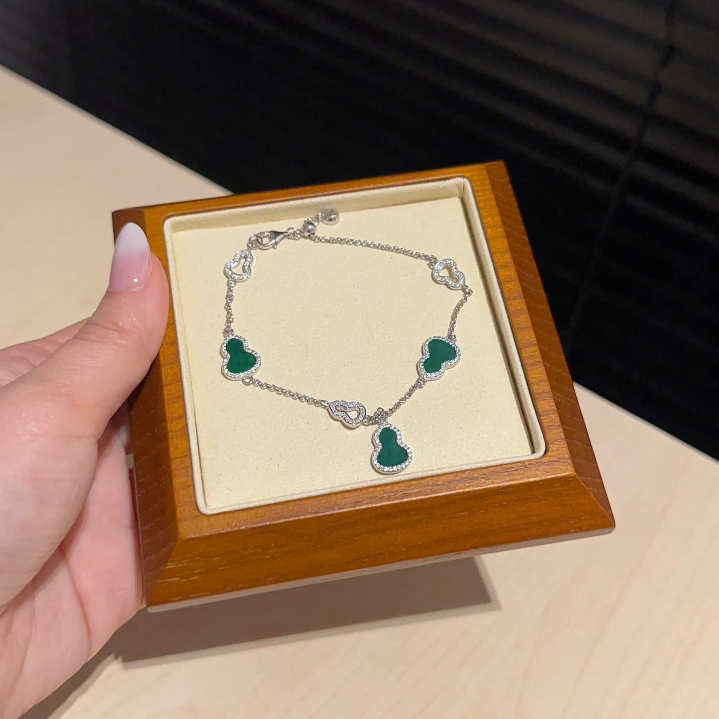 翡翠绿葫芦手链 (Jade Green Gourd Bracelet)