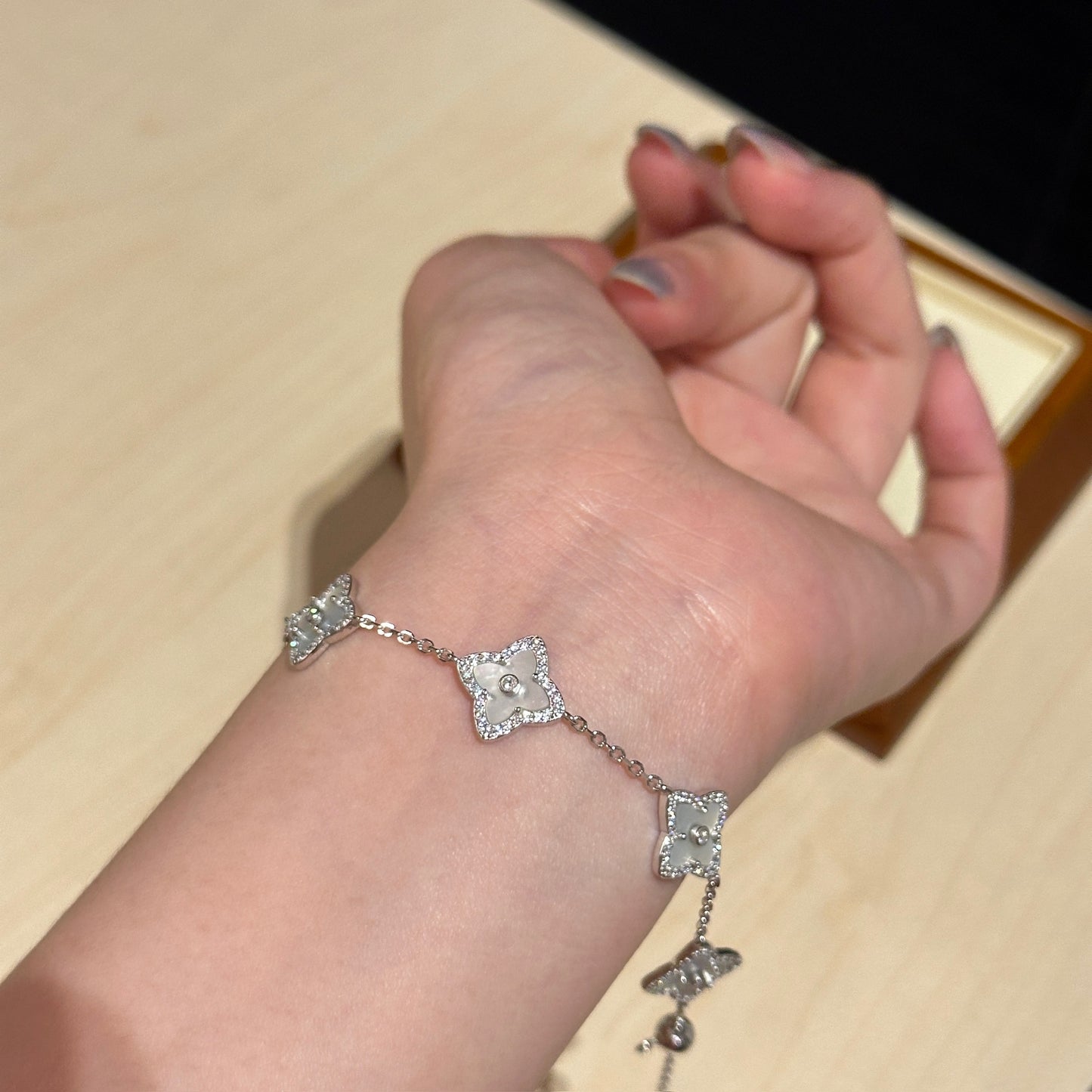 白贝母四叶草手链 (Ivory Pearl Clover of Luck Bracelet)