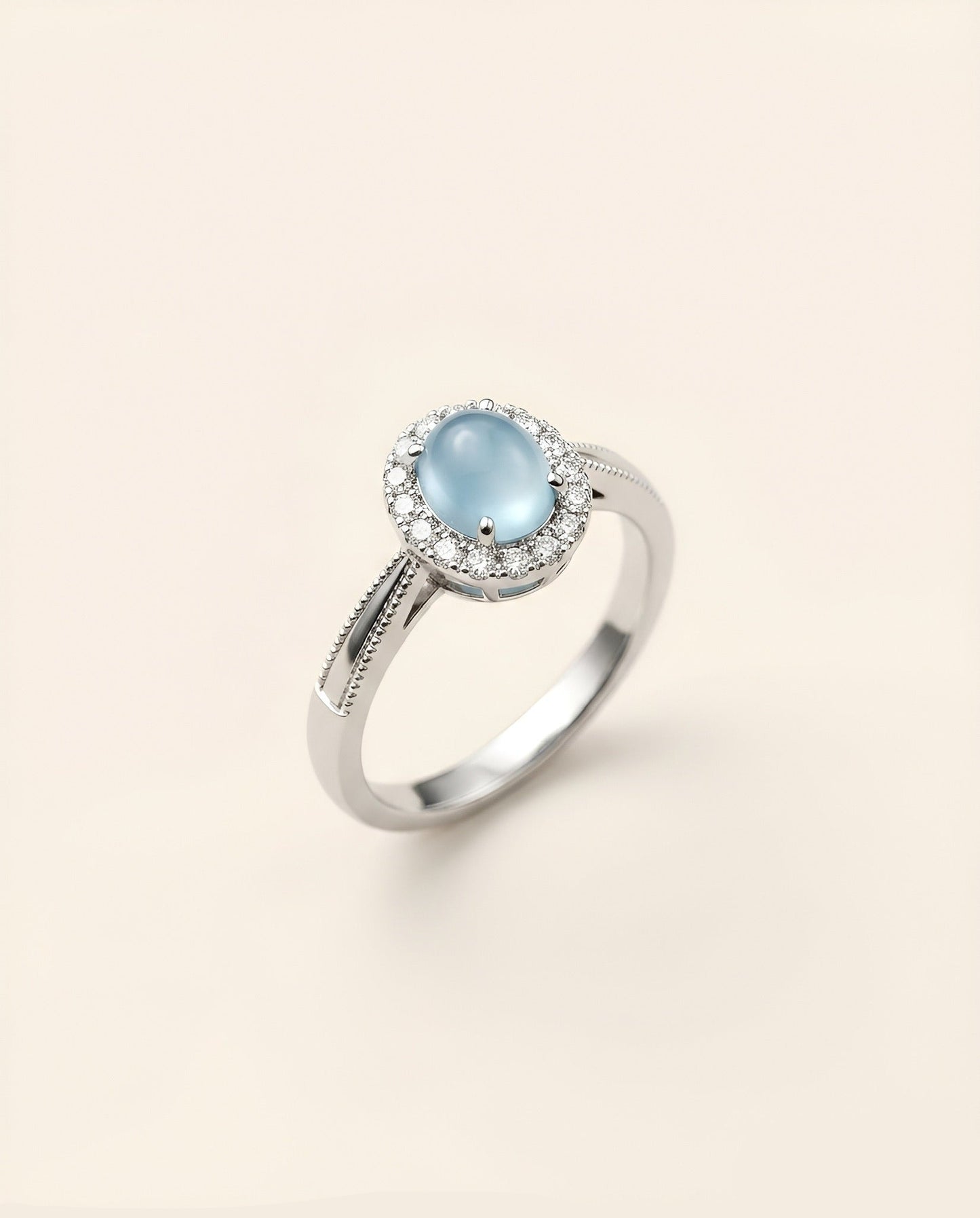 冰蓝蛋面翡翠|Frost Halo Jade Ring