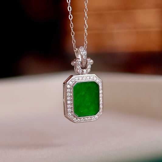 缅甸翡翠方牌项链 (Burmese Jade Plaque Pendant Necklace)