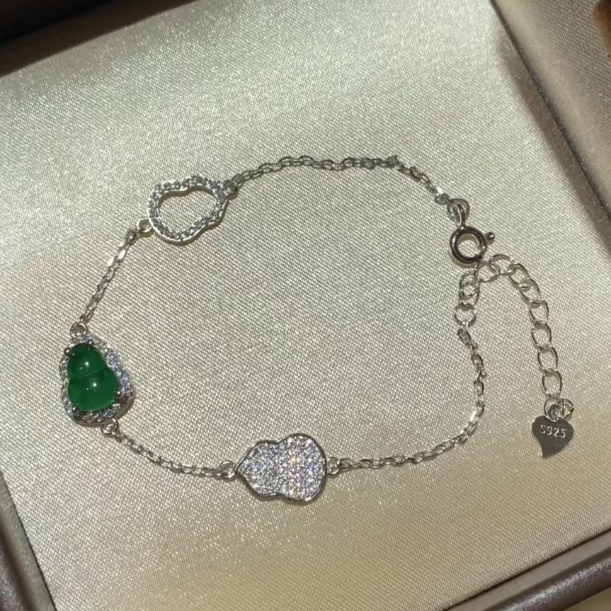 冰绿葫芦翡翠手链 (Icy Green Fortune Gourd Bracelet)