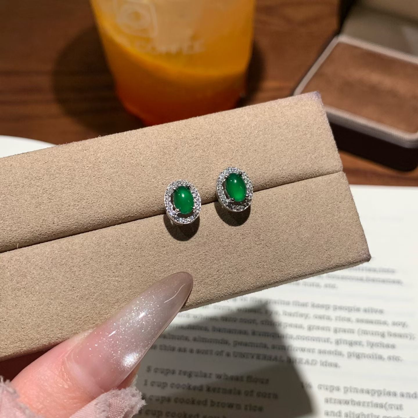 阳绿蛋面翡翠耳钉 (Green Jade Cabochon Earring)