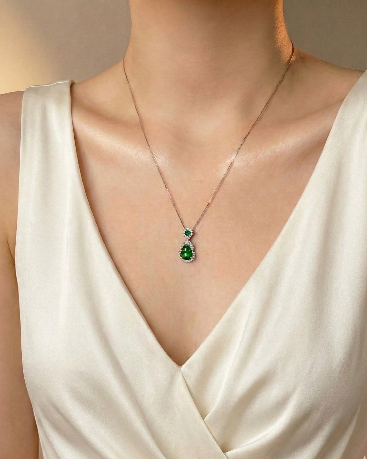 冰阳绿透葫芦翡翠｜Icy Green Jade Gourd Necklace