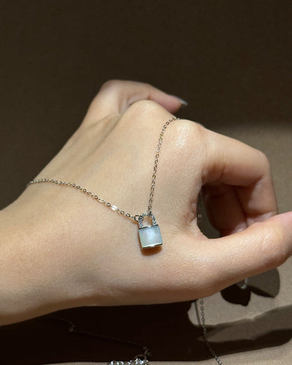 贝母心锁项链 (Mother of Pearl Heartlock Necklace)