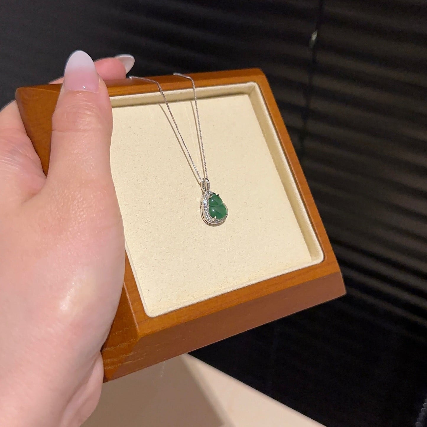 明艳冰阳绿葫芦「高货」Vivid Green Fortune Gourd Necklace [Premium Grade]