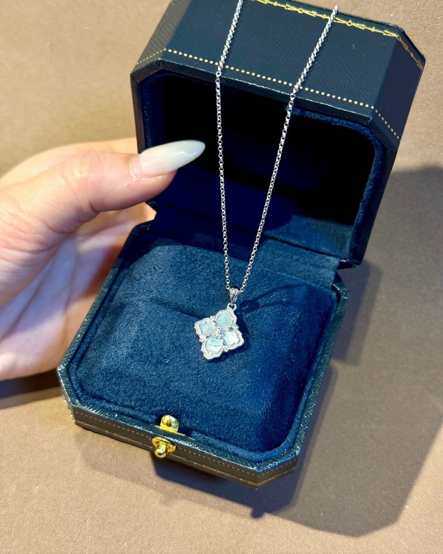 白贝母花瓣项链 (Ivory Nacre Clover Necklace)