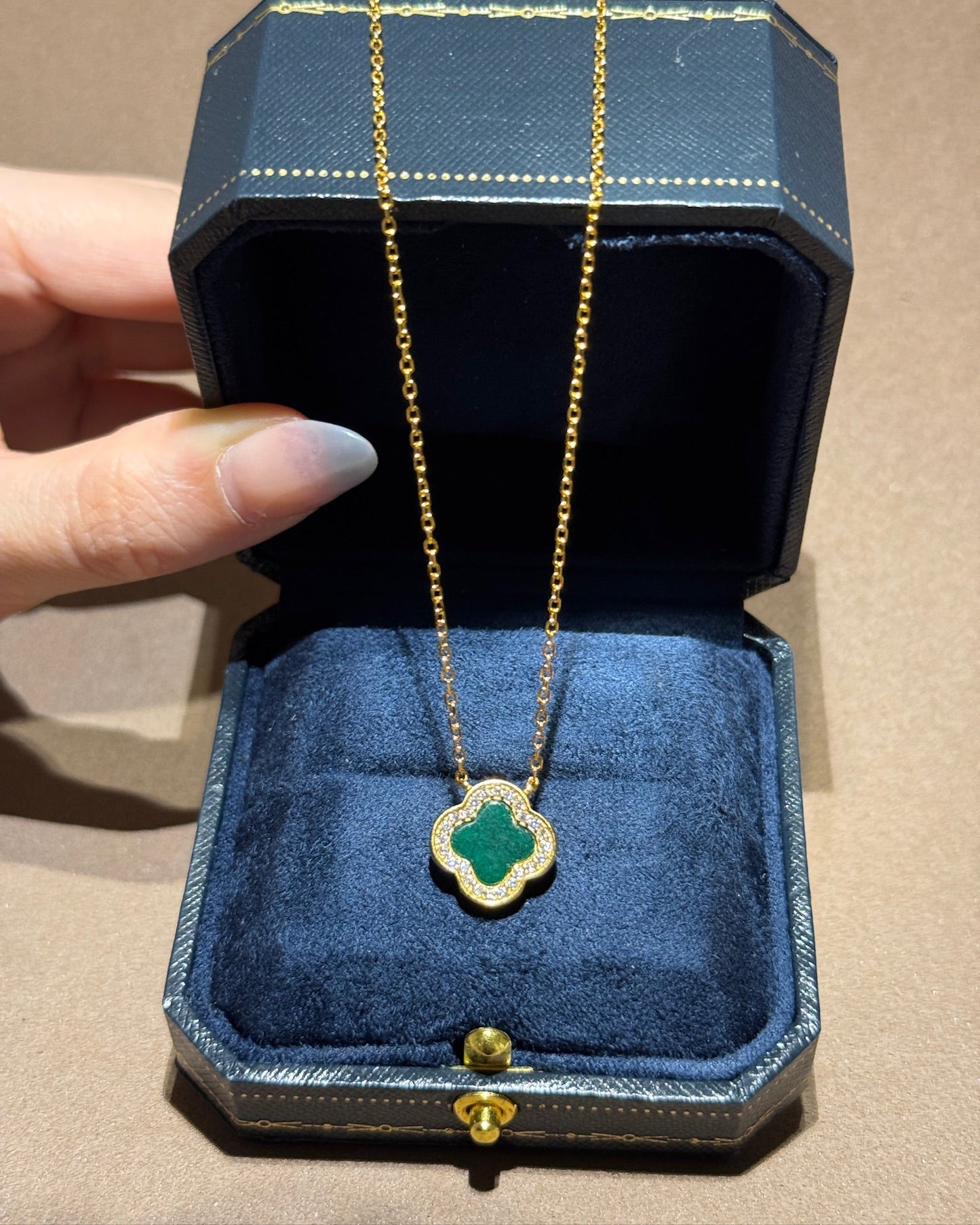 双面翡翠绿叶草项链 (Double-Sided Green Nacre Clover Necklace)