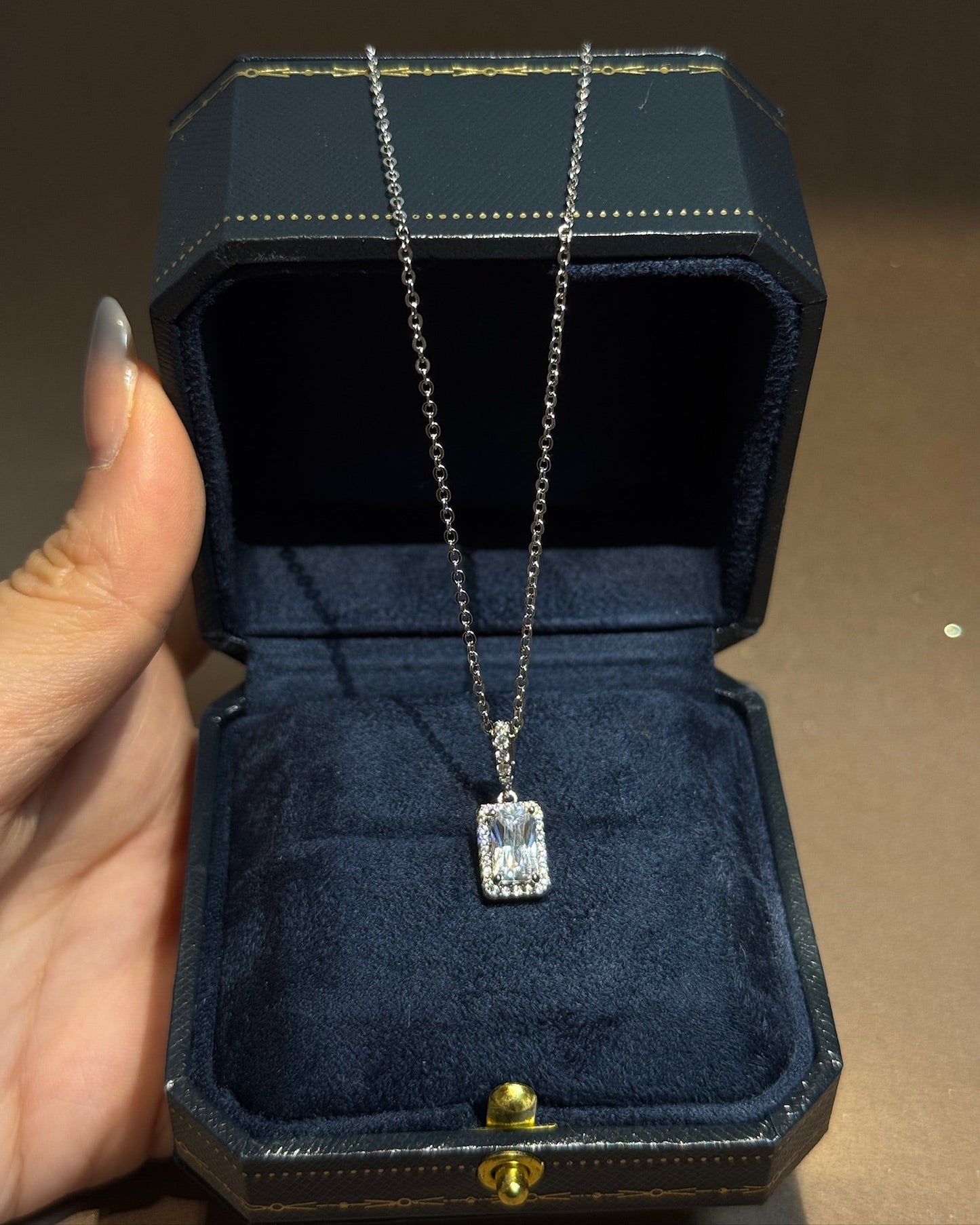 白冰糖项链 (White Crystal Cube Necklace)