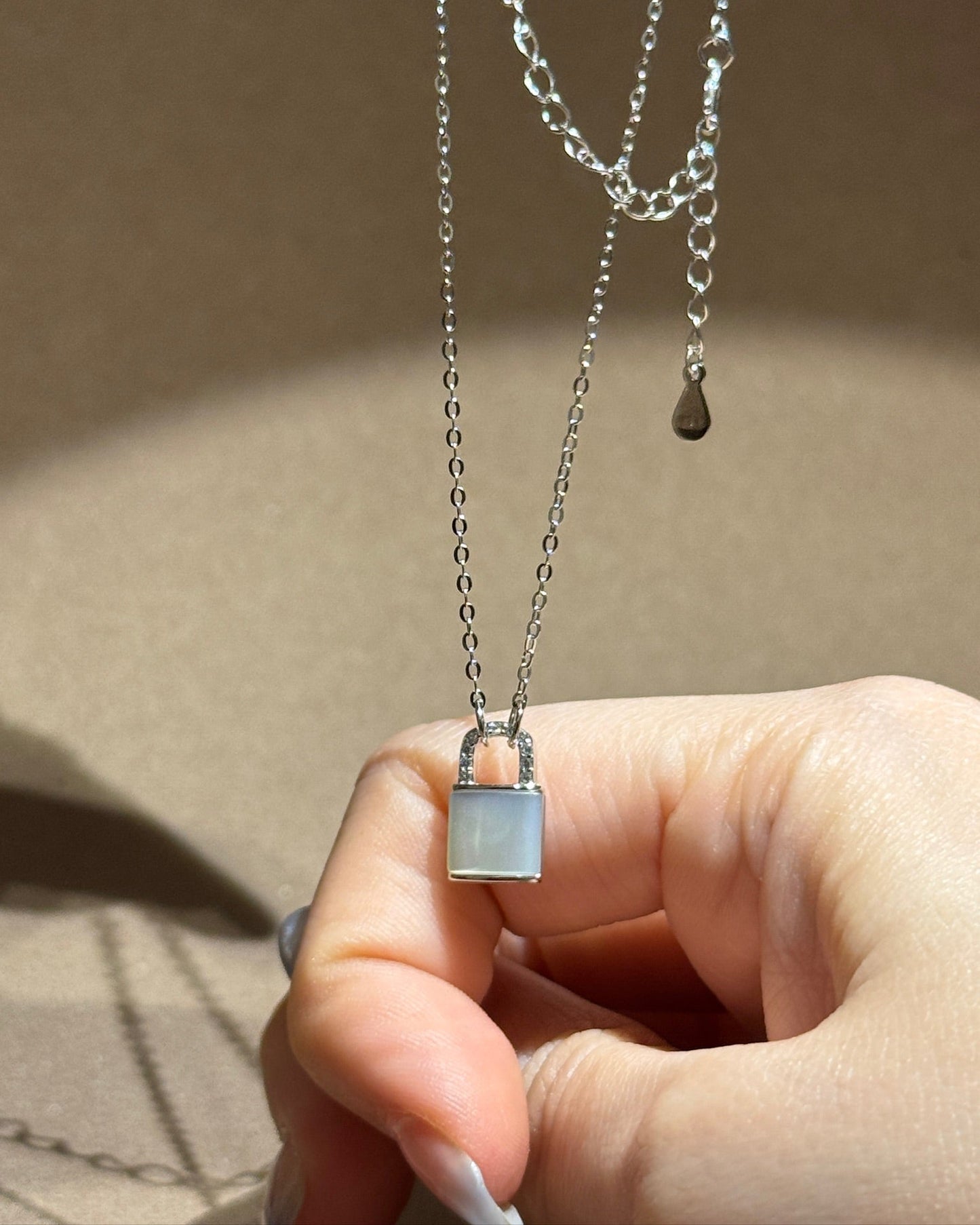 贝母心锁项链 (Mother of Pearl Heartlock Necklace)