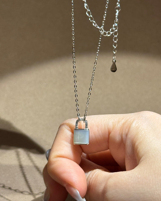 贝母心锁项链 (Mother of Pearl Heartlock Necklace)