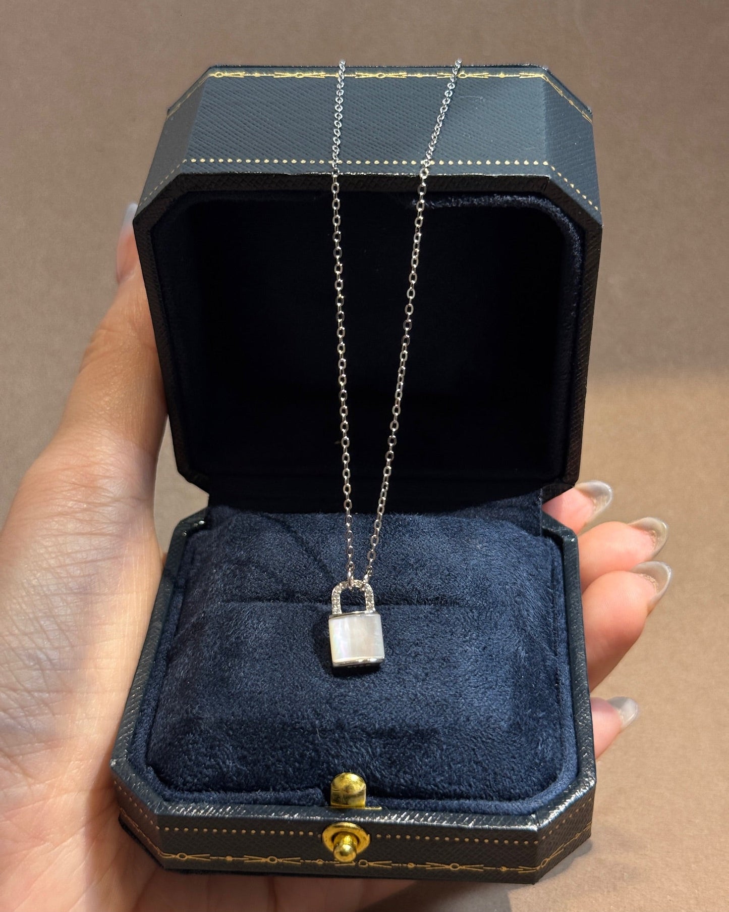 贝母心锁项链 (Mother of Pearl Heartlock Necklace)