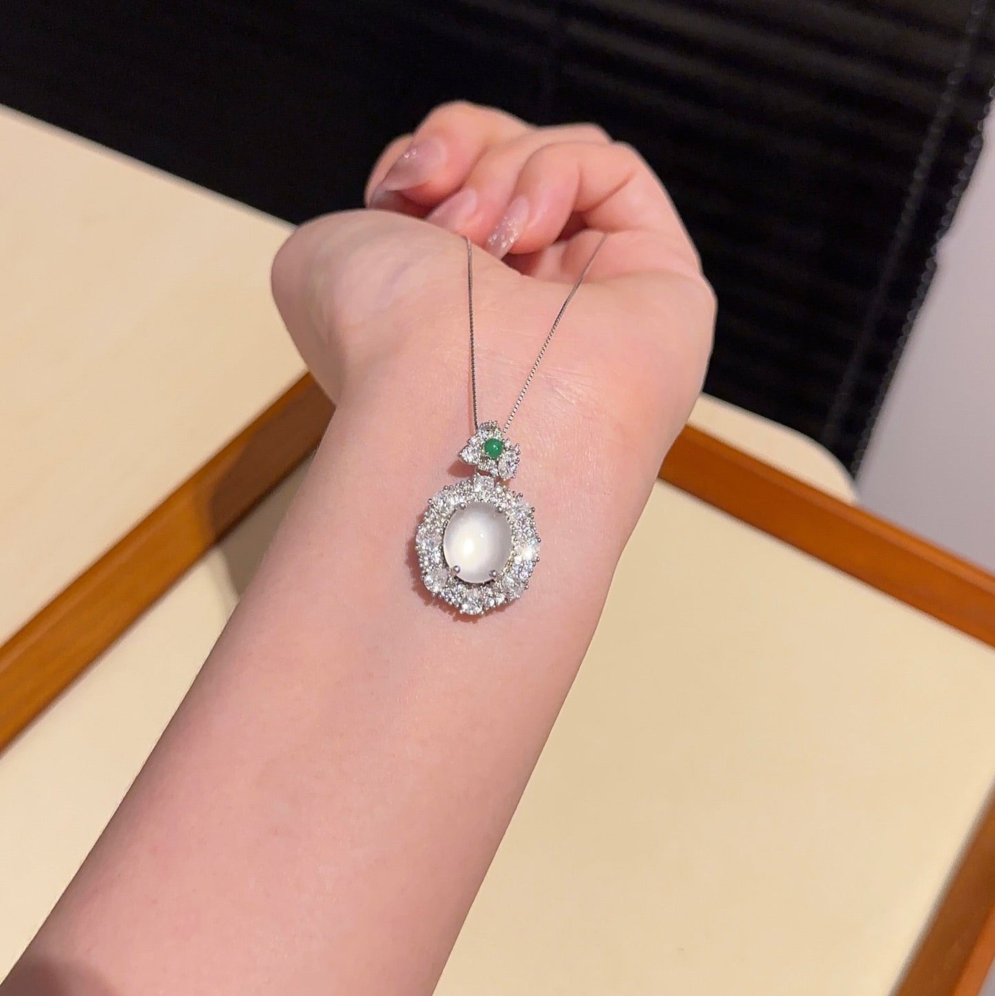 刚白大蛋面项链 (Aqua White Harmony Cabochon Necklace)