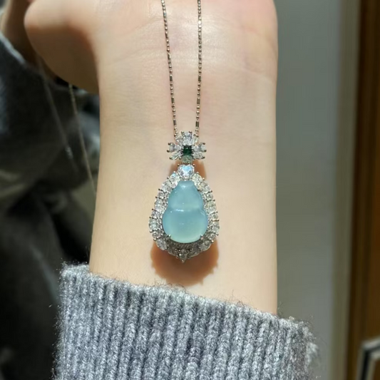 高冰蓝大葫芦翡翠项链 (Icy Blue Fortune Gourd Necklace)