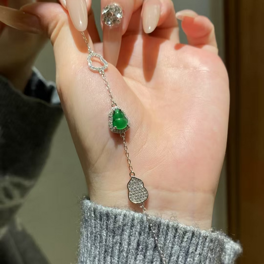 冰绿葫芦翡翠手链 (Icy Green Fortune Gourd Bracelet)