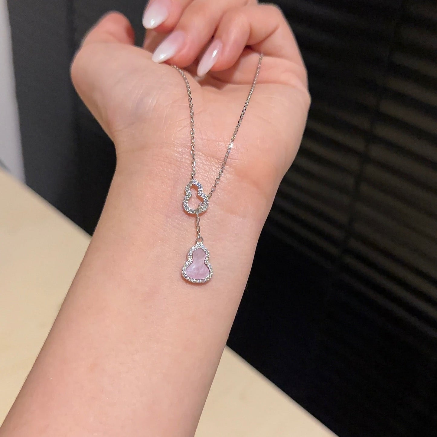 粉贝母葫芦项链 (Blush Pearl Gourd Necklace)