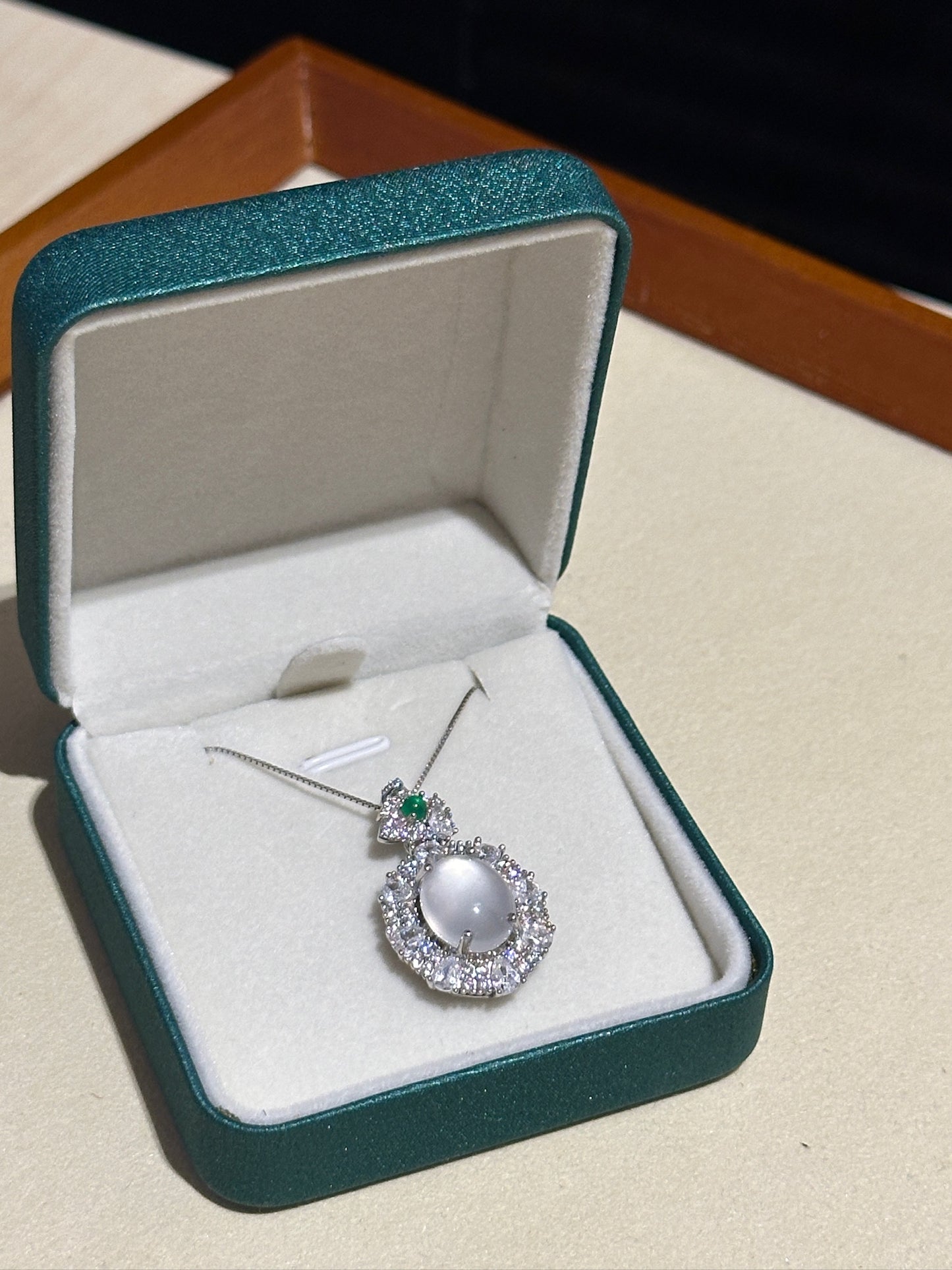 刚白大蛋面项链 (Aqua White Harmony Cabochon Necklace)