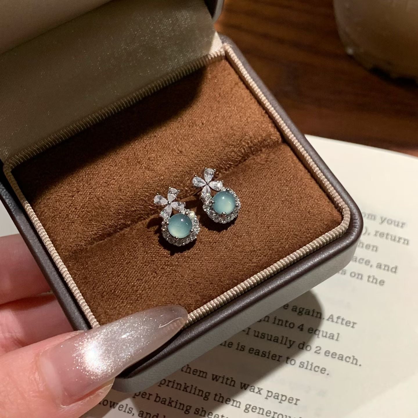 冰蓝蛋面翡翠耳钉 (Icy Blue Serenity Cabochon Earrings)