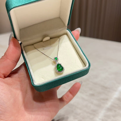 冰阳绿透底葫芦翡翠项链 (Icy Green Fortune Gourd Necklace)