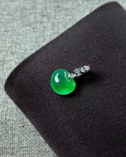 冰胶阳绿苹果翡翠吊坠｜Icy Imperial Green Apple Burmese Jad