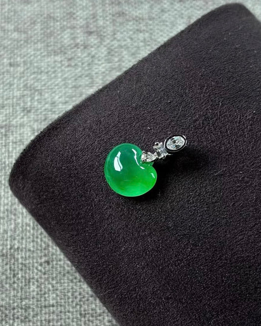冰胶阳绿苹果翡翠吊坠｜Icy Imperial Green Apple Burmese Jad