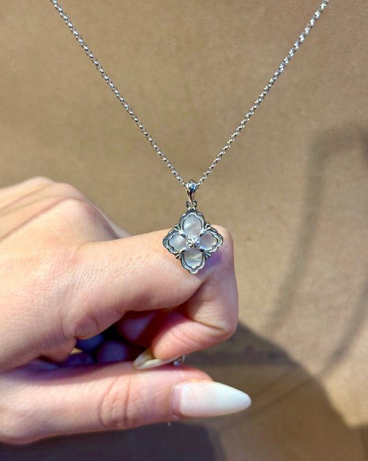 白贝母花瓣项链 (Ivory Nacre Clover Necklace)